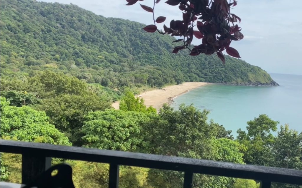 This image has an empty alt attribute; its file name is bamboo-beach-koh-lanta-3-edited.jpg